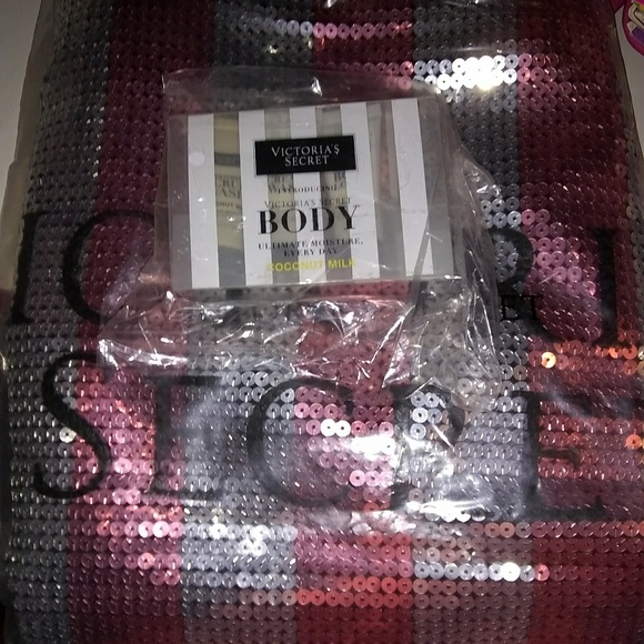 Victoria Secret Fashion Show Large Tote NEW - Picture 3 of 3